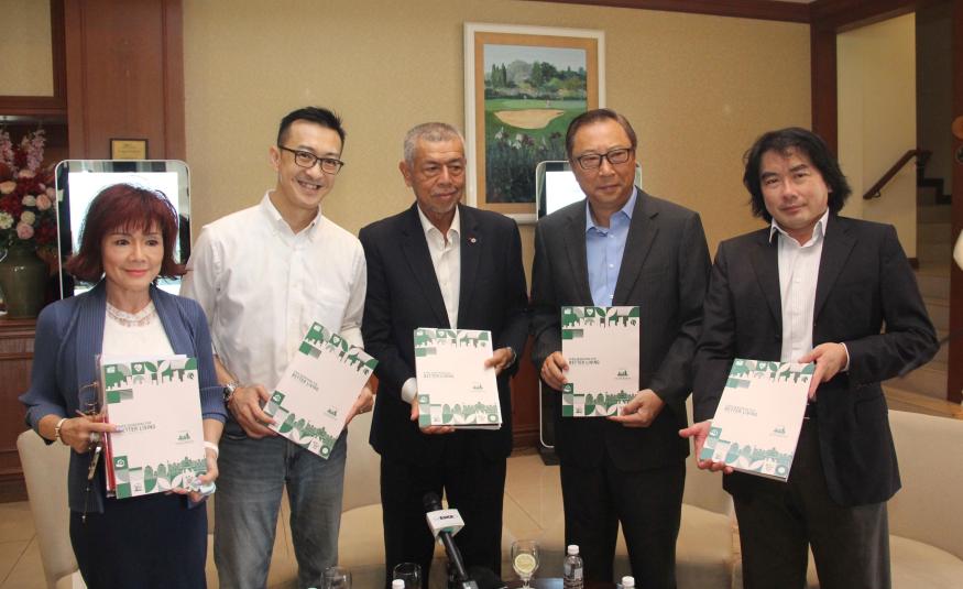 (Dari kanan) Pengarah Eksekutif Projek & Ketua Pegawai Operasi, Chuah Tian Pong; Timbalan Pengarah Urusan, Dr. Ricky Yip Chun Mun; Pengerusi Bukan Eksekutif Bukan Bebas, Tan Sri Mohd Anwar Mohd Nor; Pengarah Urusan, Datuk Mircle Yap Ching Chai; dan Pengarah Bukan Bebas Bukan Eksekutif, Michelle Lee Sow Lin menghadiri Sidang Media AGM Country Heights ke-39 di The Mines Resort & Golf Club.