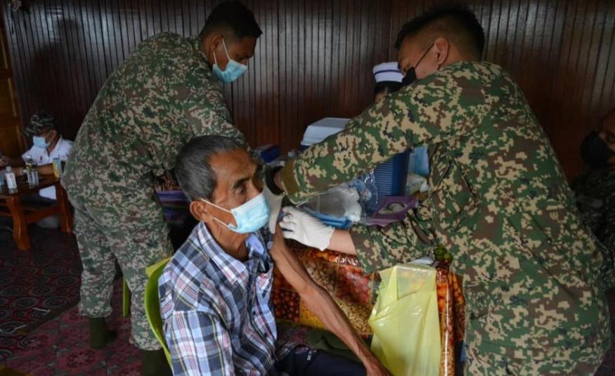 Wira dan wirawati Malaysia yang bersama menjayakan Program Imunisasi COVID-19 Kebangsaan (PICK) bagi memastikan masyarakat selamat dan dilindungi. Sumber gambar JKJAV