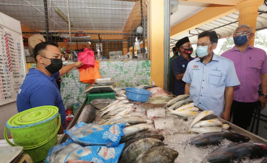 Sesi lawatan kerja Timbalan Menteri Pertanian dan Industri Makanan II, Datuk Che Abdullah Mat Nawi ke Kompleks LKIM Kuala Selangor dan Pasar Nelayan Sungai Yu.
