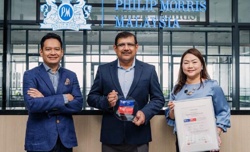 Pengarah Urusan PMM, Naeem Khan (tengah) memegang trofi penghargaan dan sijil bersama Pengarah Hal Ehwal Luar PMM, Shahrul Shaari (kiri) dan Ketua Komunikasi Korporat PMM, Veronica Choo (kanan).
