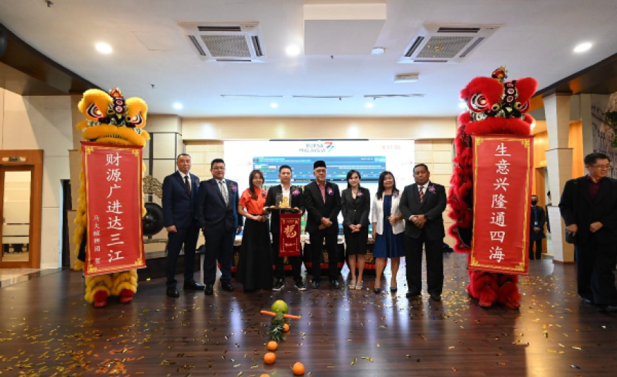 Majlis pelancaran saham Master Tec di Pasaran ACE di Bursa Malaysia yang turut dihadiri Pengerusi Master Tec, Datuk Saleh Mohd Dom (songkok), Pengarah Urusan Master Tec, Datuk Lau Kim San (empat dari kiri) dan Ketua Pegawai Eksekutif Master Tec, Tee Kok Hwa (dua dari kiri).