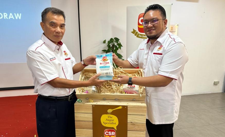 Ketua Pegawai Eksekutif CSR Refinery Sdn Bhd, Mohd Zuki Wan Abdullah (kiri) bersama Ketua Penjenamaan dan Pembangunan Produk, Mohammad Farhan Mohammed Hafetz