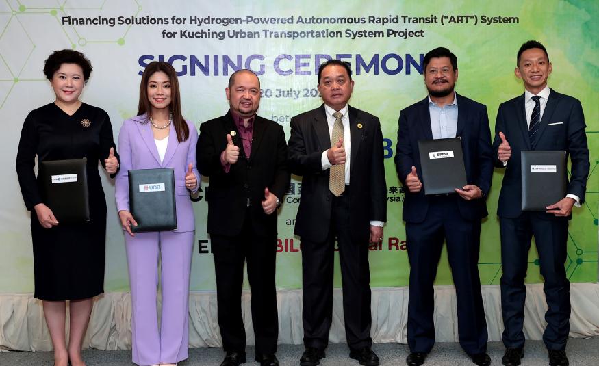 (Dari kiri) Timbalan Pengarah Urusan CCB Malaysia, Chelsea Ma Yan; Ketua Pegawai Eksekutif UOB Malaysia, Ng Wei Wei; Ketua Pegawai Eksekutif Metro Sarawak, Mazli Mustaffa; Pengerusi SEDC dan Metro Sarawak, Tan Sri Datuk Amar Abdul Aziz Husain, Ketua Pegawai Eksekutif Kumpulan BPMB, Roni Abdulwahab dan Ketua Pegawai Eksekutif EMGJV, Chan Chee Kian.