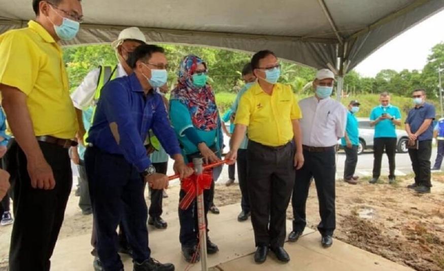 Stephen Rundi (dua dari kiri) merasmikan pembukaan injap sesalur 400mm bekalan air ke Rambungan di Jalan FAC hari ini.