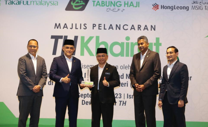 (Dari kiri) Ketua Pegawai Eksekutif Kumpulan Takaful Malaysia, Nor Azman Zainal; Pengarah Urusan Kumpulan dan Ketua Pegawai Eksekutif TH, Syed Hamadah Syed Othman; Menteri di Jabatan Perdana Menteri (Hal Ehwal Agama) Datuk Dr Mohd Na’im Mokhtar; Pengarah Eksekutif Operasi TH, Mohamed Ameen Abdul Wahab dan Pegawai Eksekutif Hong Leong MSIG Takaful, Mohd Asri Omar