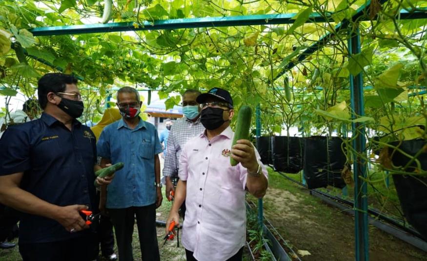 Ahmad Hamzah ketika mengadakan lawatan kerja ke Projek Pusat Pemasaran Hasil Pertanian Berteknologi Tinggi di Institut Latihan FAMA Port Dickson, Negeri Sembilan semalam.