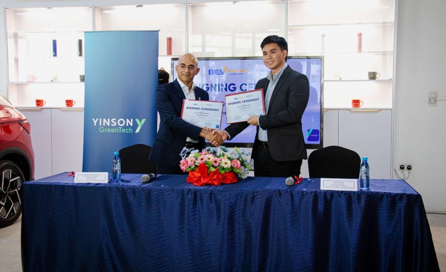 Pengarah Urusan DigitalEV, Sreedhar Sivasambu (kiri) dan Pengarah Eksekutif BEV, Ryan Phua saling bertukar dokumen perjanjian yang dimeterai mereka untuk menyepadukan stesen pengecas kenderaan elektrik (EV) di Brunei ke dalam aplikasi chargEV.